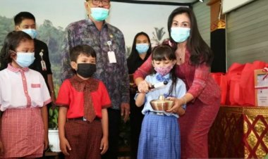 Pemkab Gianyar Salurkan Bantuan Siswa Berbasis Penguatan Karakter