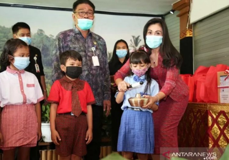 Pemkab Gianyar Salurkan Bantuan Siswa Berbasis Penguatan Karakter