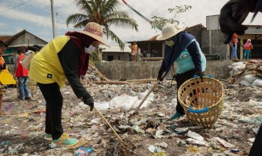 Tim Apkasi, Apeksi dan Sytemiq Serahkan Modul Panduan Penerapan BLUD Persampahan di Kabupaten/Kota ke Kemendagri