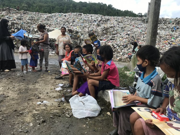Kegiatan Mang Adi ke desa-desa memberi akses baca anak-anak  