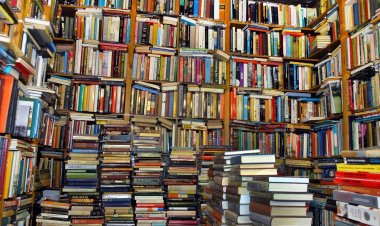 Merugikan! Inilah Alasan Mengapa Kita Tidak Boleh Membeli Buku Bajakan!