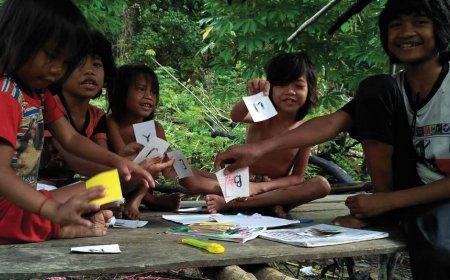 Jalan Terjal Mendidik Orang Rimba