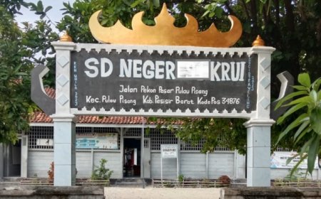 Tujuh Siswa SD di Pesisir Barat Dimita Punguti Kuaci Berserakan di Lantai dengan Mulut